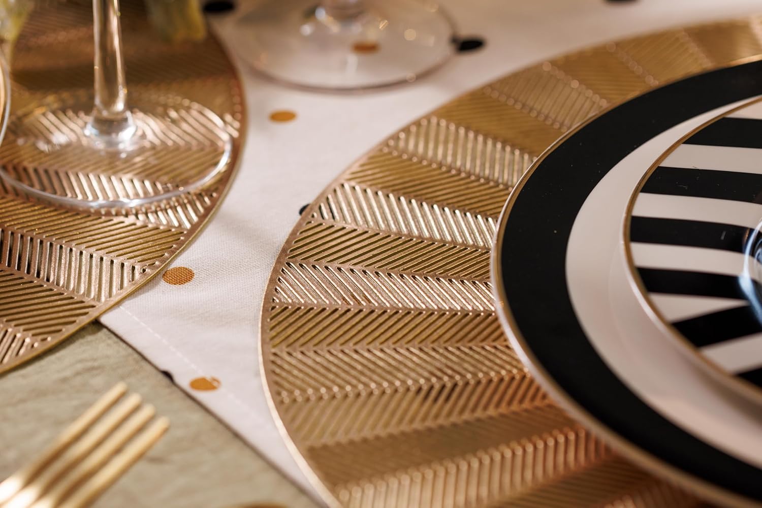 Mikasa Round Placemats Set Of 4 38cm - Gold